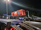 Der Tauchcontainer wird auf den Multifunktionsanhänger geladen